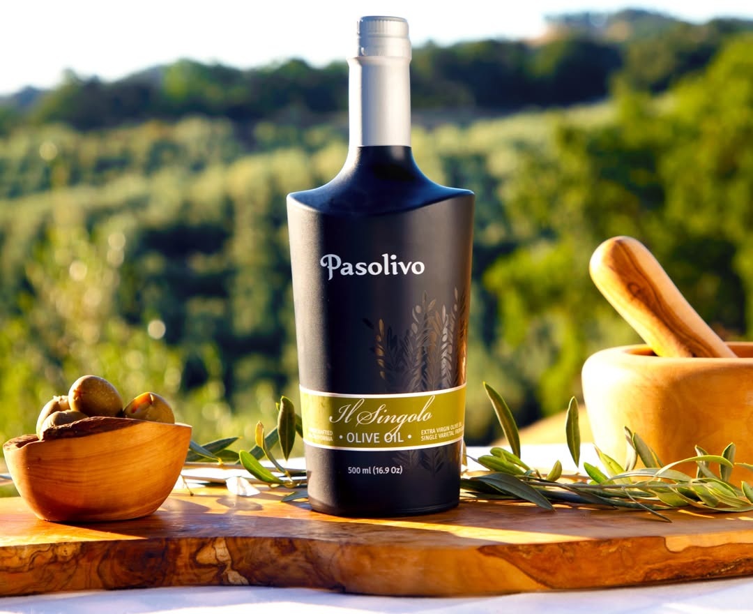 Pasolivo Il Singolo olive oil with olives and olive wood bowls