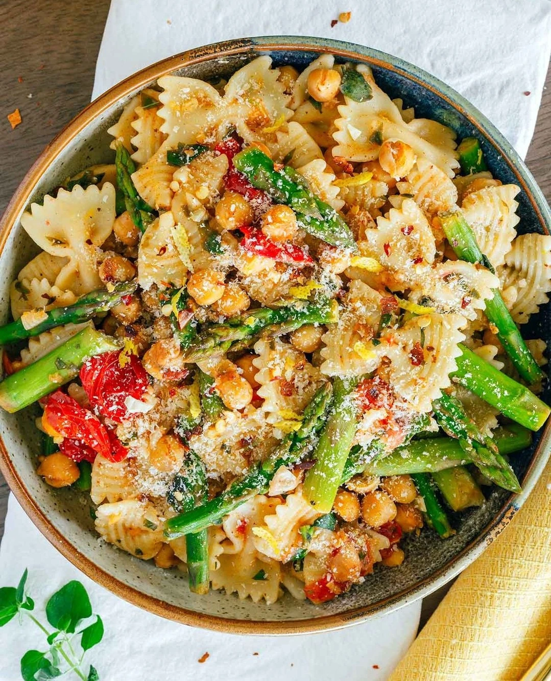 Lemon pasta with chickpeas and colorful vegetables