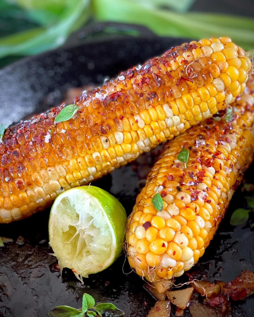 Browned corn on the cob with lime in a cast-iron pan