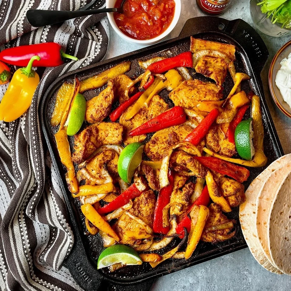 Chicken and pepper fajitas with tortillas and salsa
