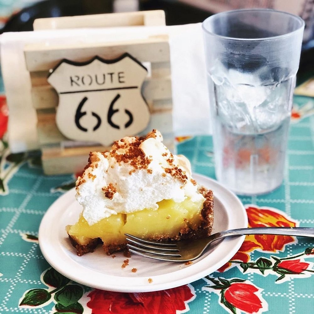 Pie and a Route 66 mug at Midpoint Cafe