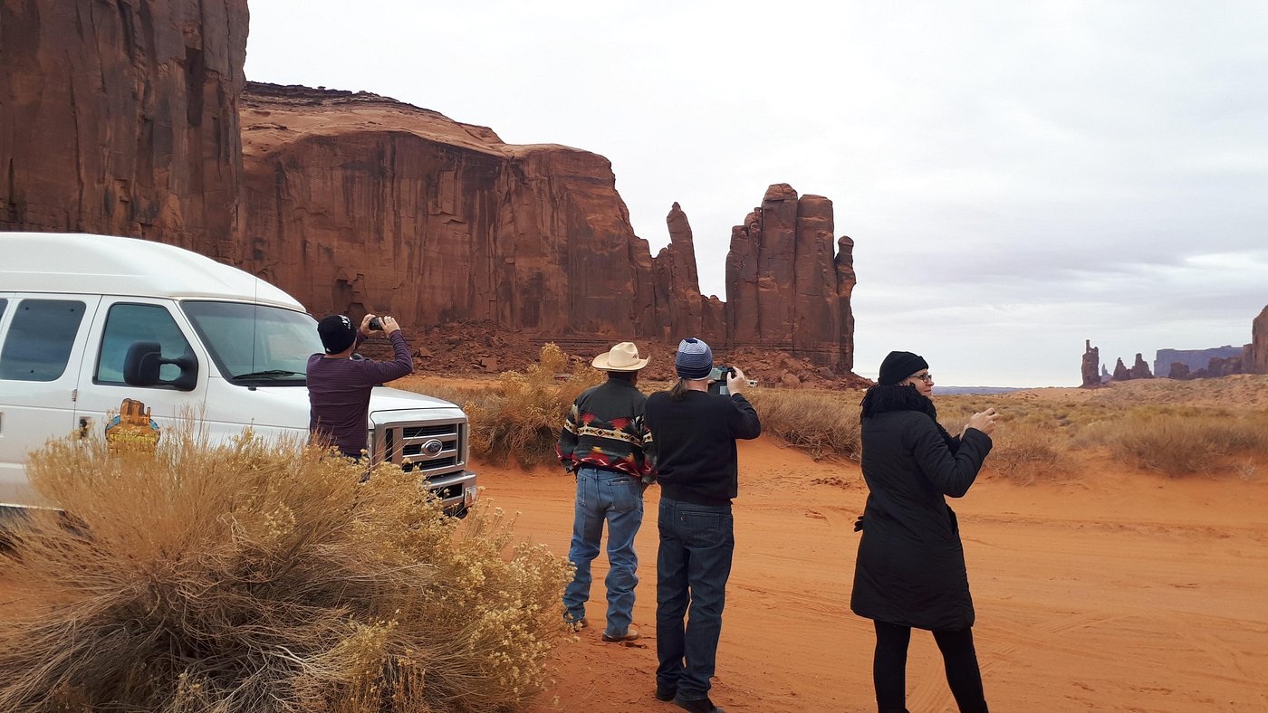 Visitors sightseeing with a Navajo guide from Simpson’s Trailhandler Tours