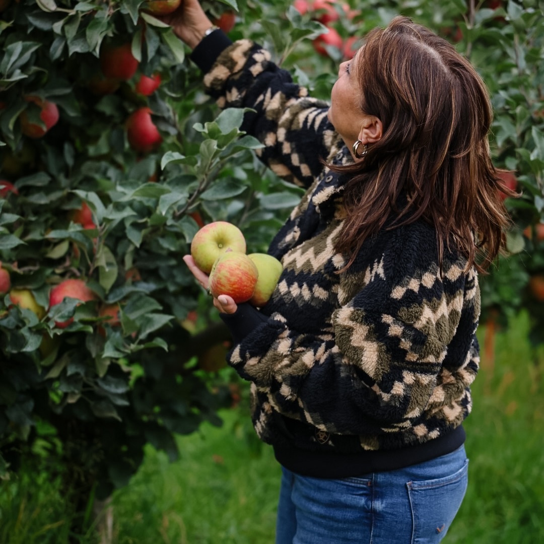 Apple picking at Draper Girls Country Farm on the Hood River Fruit Loop