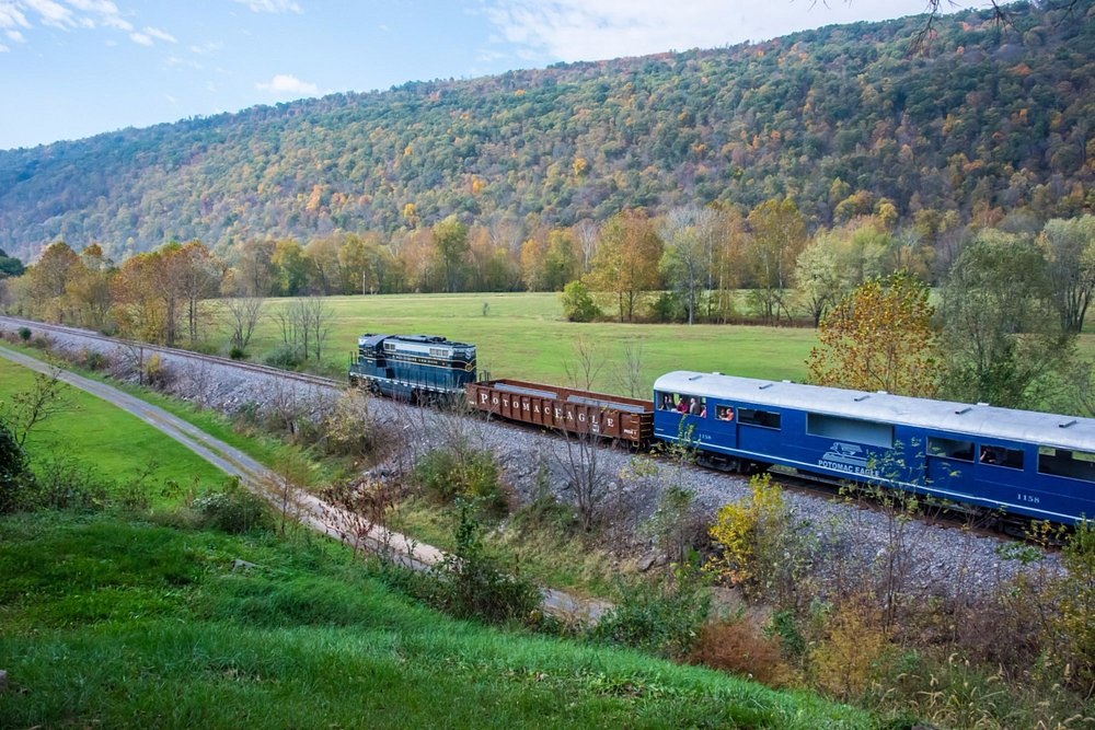 Potomac Eagle train on an autumn excursion toward the Trough