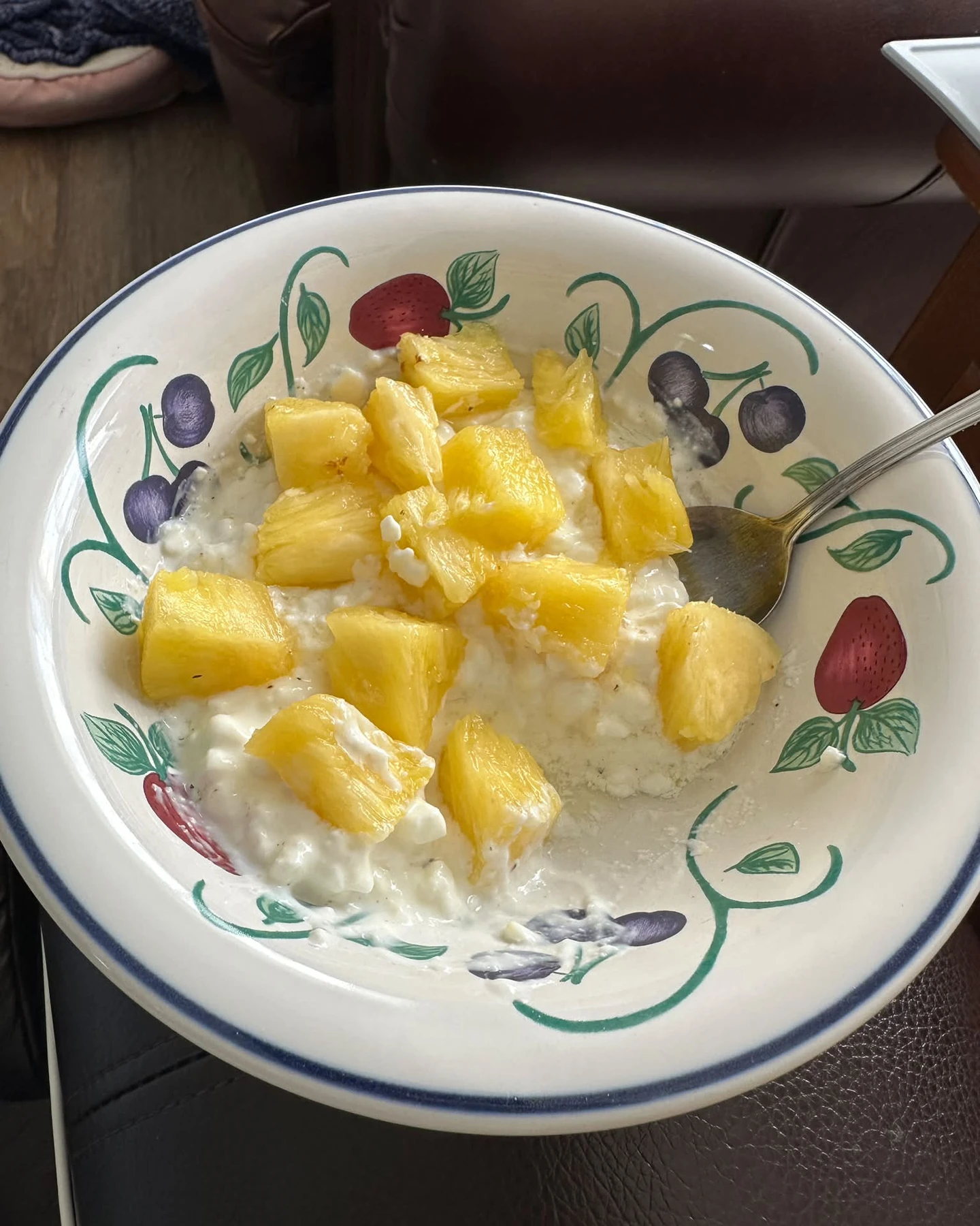 Cottage cheese topped with fresh pineapple pieces