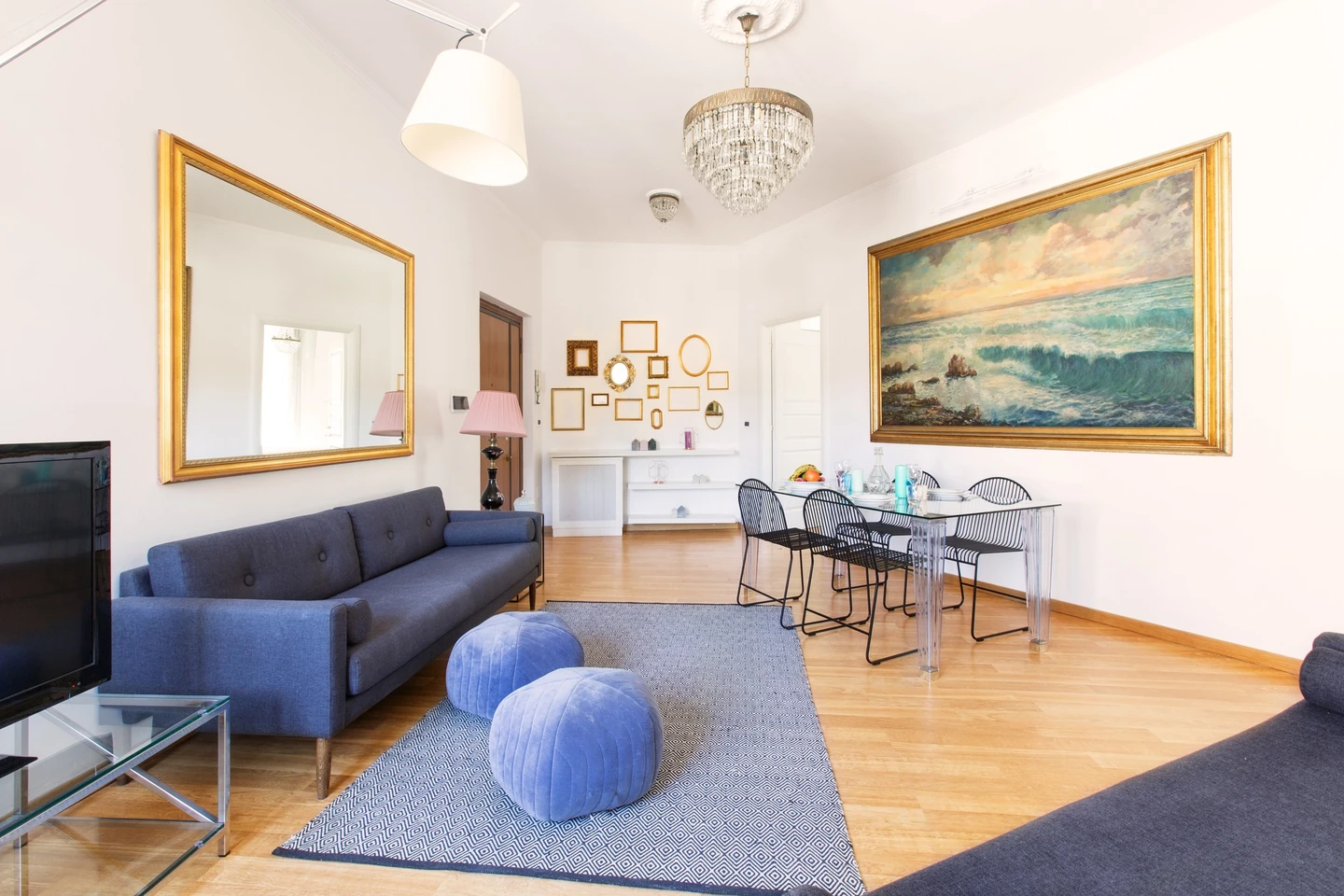 Living and dining area of a holiday apartment near Trastevere in Rome